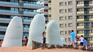 Los Dedos de Punta del Este en la Playa Brava