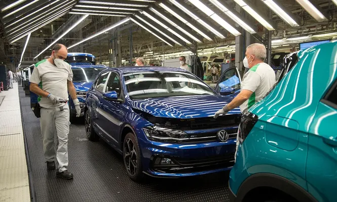 Trabajadores volvieron a sus tareas en la planta de Volkswagen en Navarra, España, el 30 de abril
