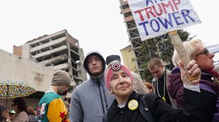 Protesta contra el Gobierno ante el edificio histórico cedido al yerno de Trump en Belgrado. EFE