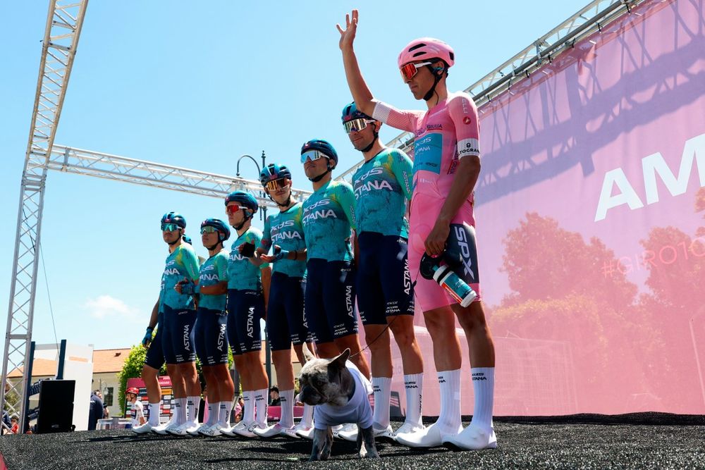 Thomas Silva y su perrito en el Giro de Italia