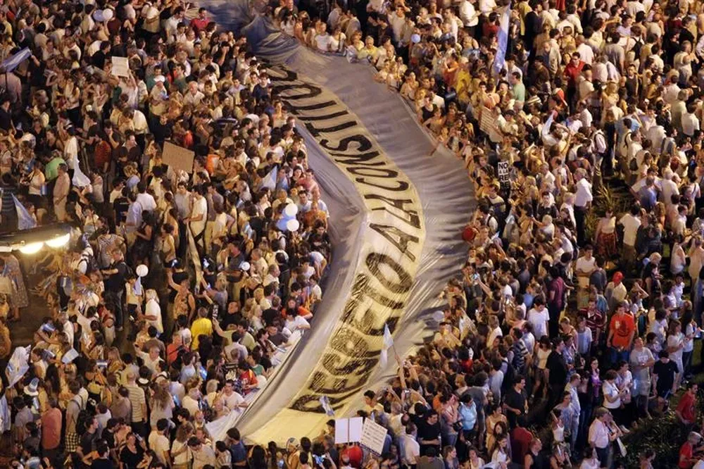 Protesta multitudinaria contra Cristnia Fernández tuvo lugar en Buenos Aires y en el resto de Argentina