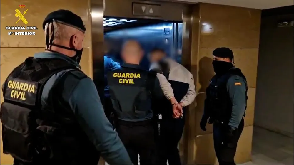 La Guardia Civil detuvo a 102 personas por la estafa en España. La Guardia Civil detuvo a 102 personas por la estafa en España.