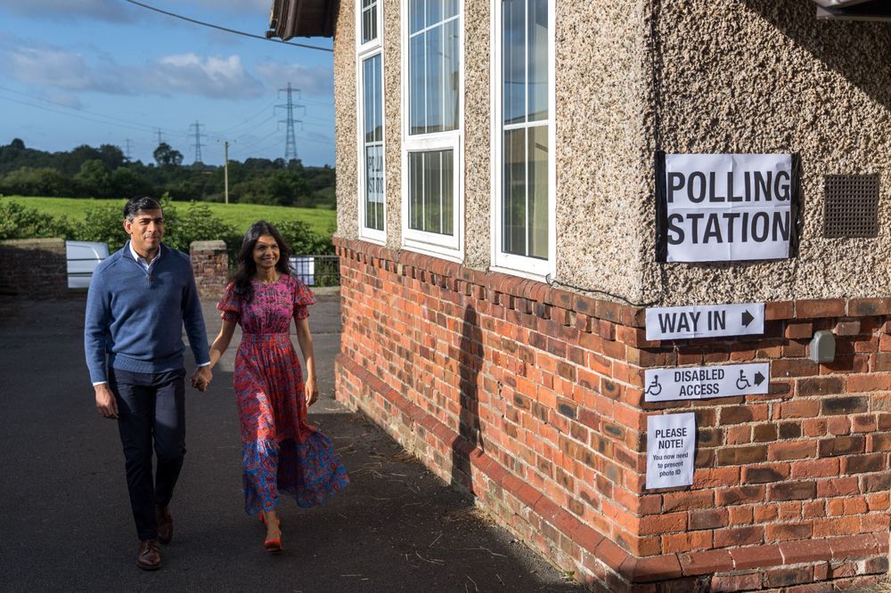 Sunak acude a votar a North Yorkshire acompañado de su esposa, Akshata Murty