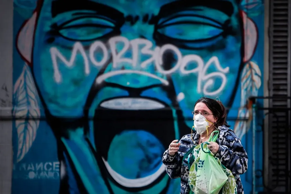 Una mujer con tapabocas camina en una jornada de la cuarentena obligatoria a causa del covid-19 en la ciudad de Buenos Aires