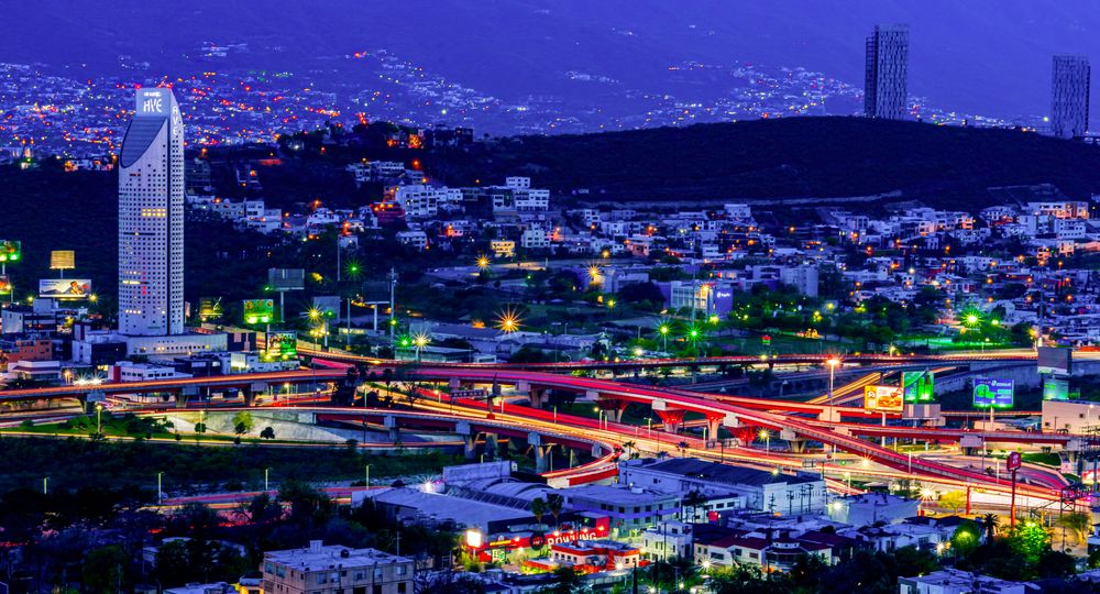 Vista aérea de la ciudad de Monterrey, que alberga a las Torres Obispado. Pexels