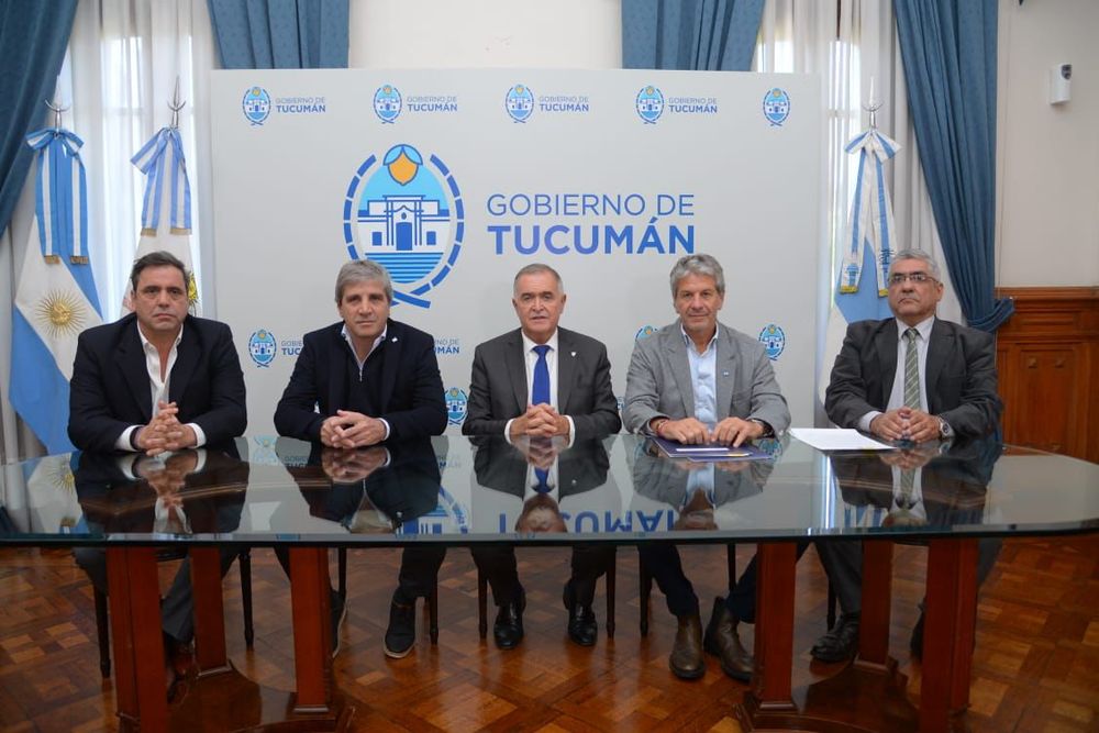El vicejefe de Gabinete del Interior, Lisandro Catal&aacute;n; el ministro de Econom&iacute;a, Luis Caputo;&nbsp; el director ejecutivo de la Agencia de Recaudaci&oacute;n y Control Aduanero (ARCA), Juan Pazo; junto al gobernador de Tucum&aacute;n, Osvaldo Jaldo, firmaron hoy el segundo convenio de cooperaci&oacute;n con ARCA.