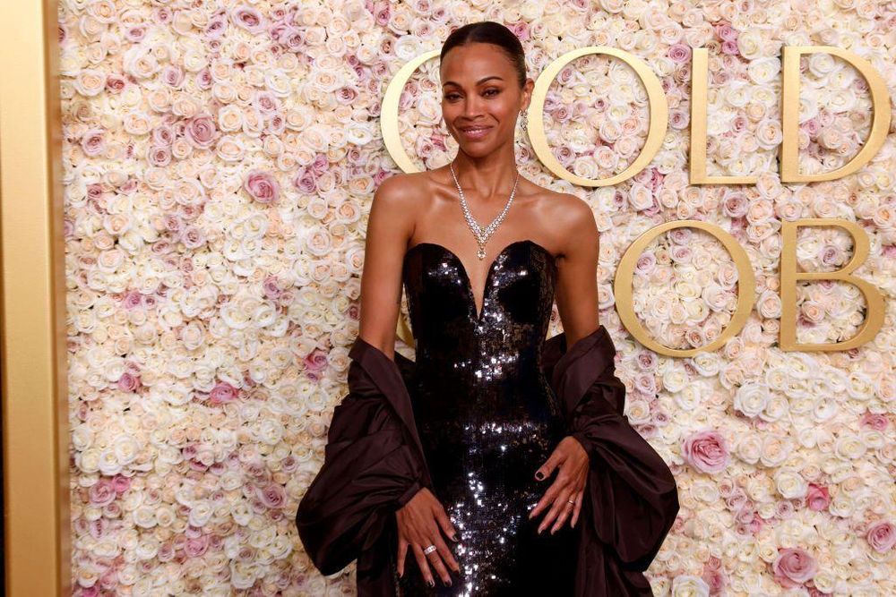Zoe Saldaña, quien da vida a a la abogada Rita Mora Castro en "Emilia Pérez", posa vestida de Saint Laurent en el photocall de los Globos de Oro.