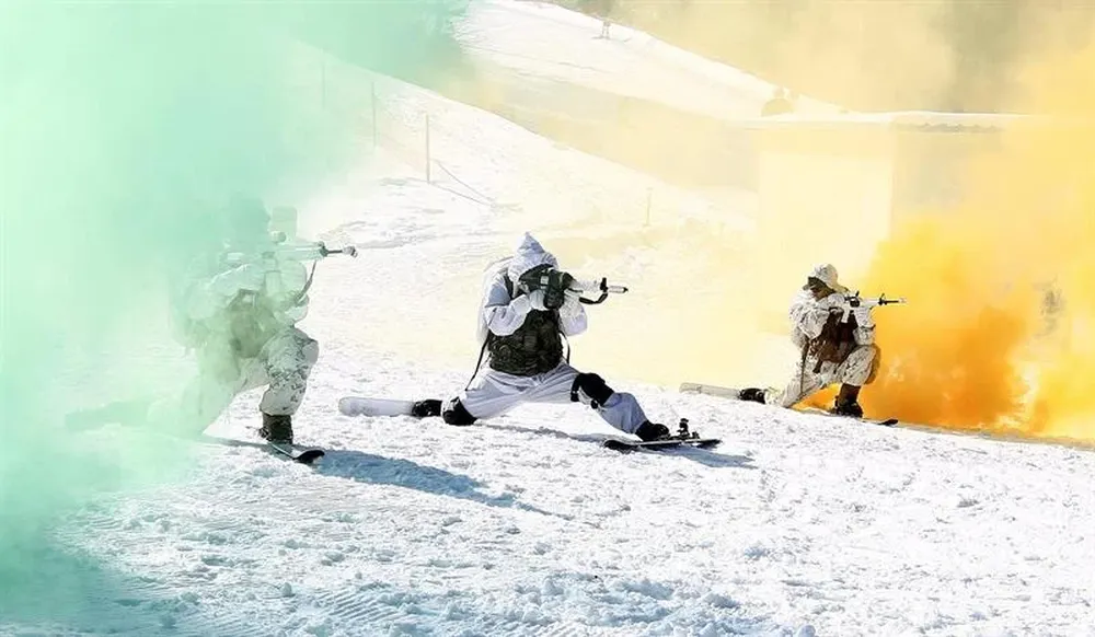 Marines estadounidenses y surcoreanos realizan un ejercicio con esquíes durante unas maniobras conjuntas en Pyeongchang