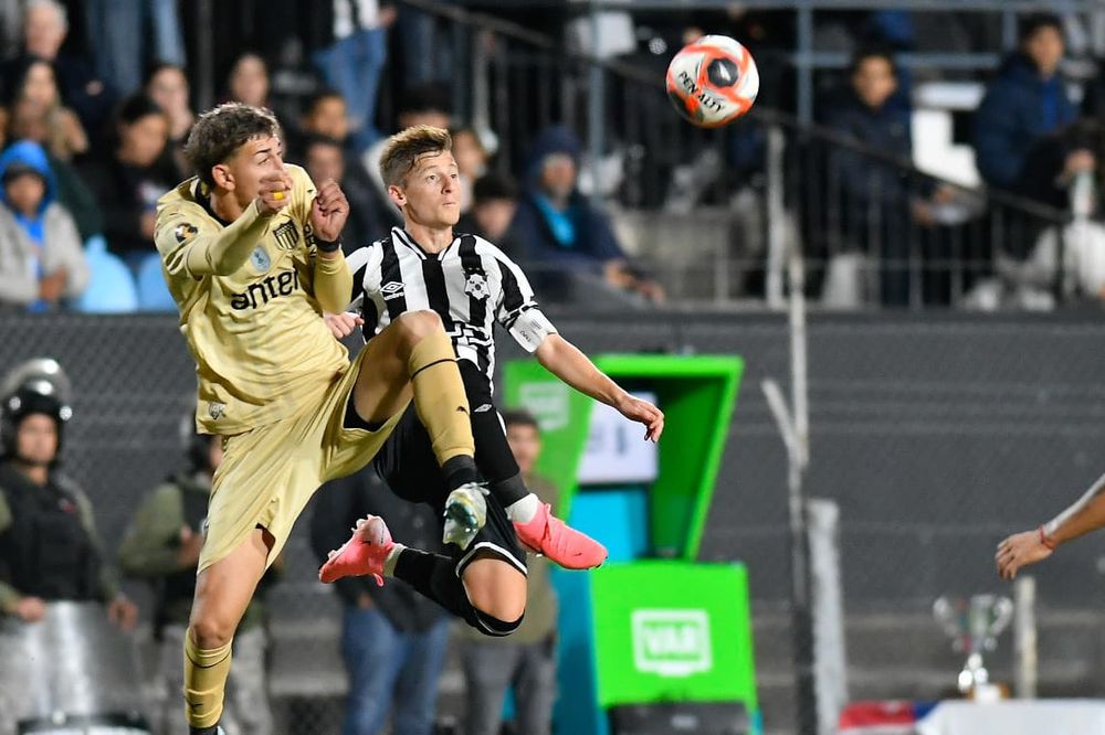 Juan Rodríguez de Peñarol ante Wanderers por el Torneo Apertura