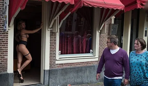 La prostitución es legal en Países Bajos desde 2000, pero no en las calles y los problemas del Barrio Rojo son recurrentes.