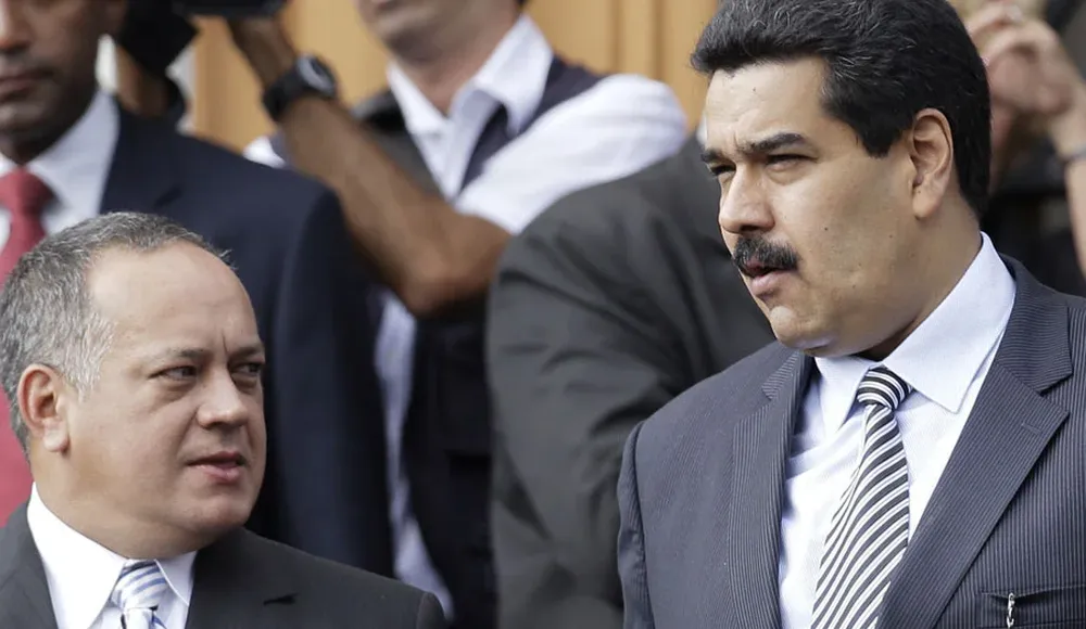 Diosdado Cabello (izquierda) y Nicolás Maduro (derecha)