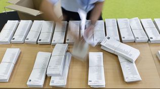 Preparación de papeletas para la jornada electoral europea del 9J en un centro de votación de Madrid. EFE