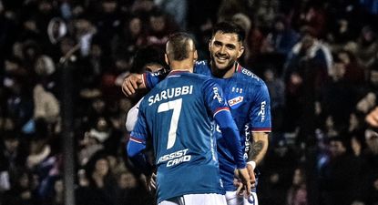 Maximiliano Gómez celebra su gol para el 1-0 de Nacional ante Paysandú FC, junto a Nicolás López