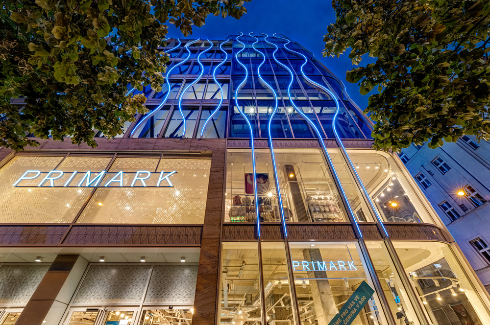 Primark no requiere experiencia previa para muchos de sus puestos, abriendo puertas a jóvenes profesionales.
