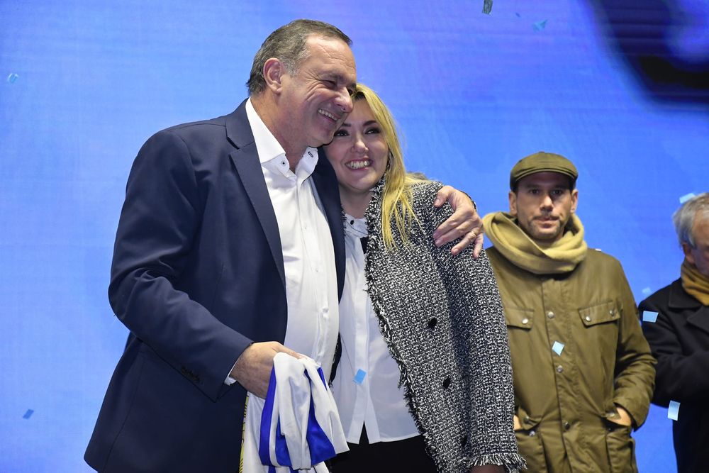 El abrazo entre Álvaro Delgado y Valeria Ripoll en la noche del 30 de junio