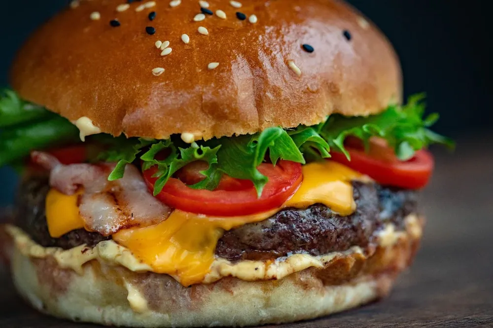El producto estrella son las hamburguesas, que vienen en combo con papas fritas y bebidas