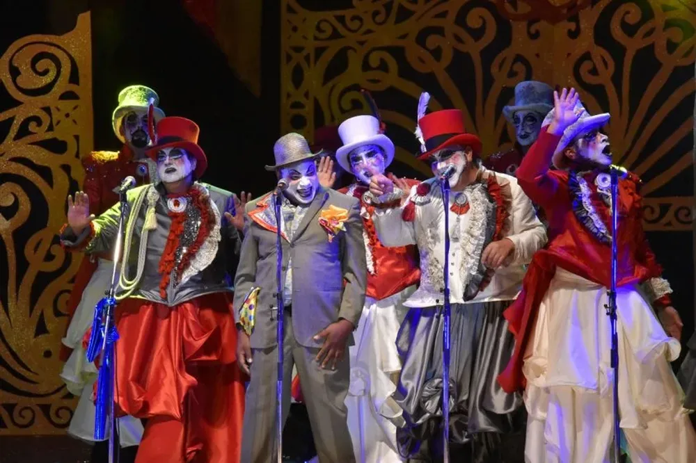 Claudio Rojo, como El cupletero de antes, en Los Saltimbanquis.