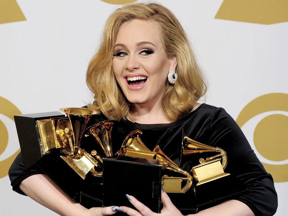 Adele arrasó con la totalidad de los premios a los que estaba nominada. Se llevó seis