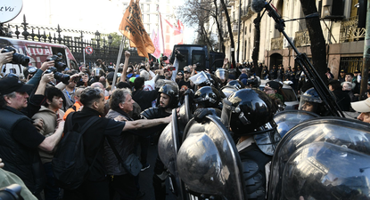 Violentos enfrentamientos entre fuerzas de seguridad y manifestantes en rechazo al veto a jubilados