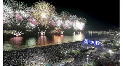 Fuegos artificiales que iluminan la playa de Copacabana durante Año Nuevo