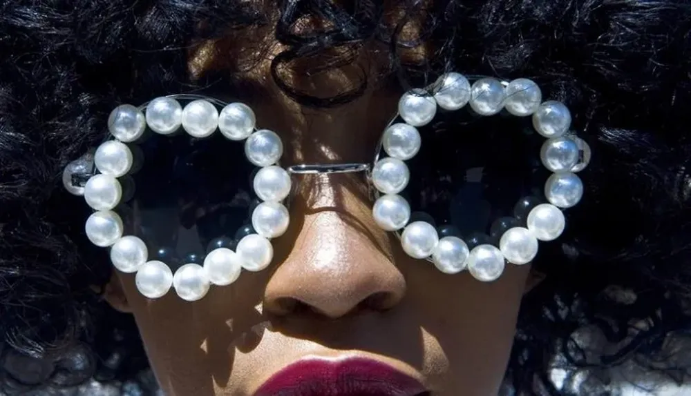 Estados Unidos. Modelo con lentes de perlas durante la Fashion Week Spring en Nueva York
