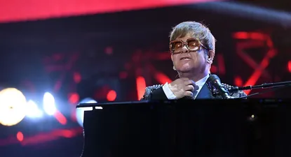 no puedo cantar. perdi la voz, dijo entre lagrimas elton john y suspendio un show