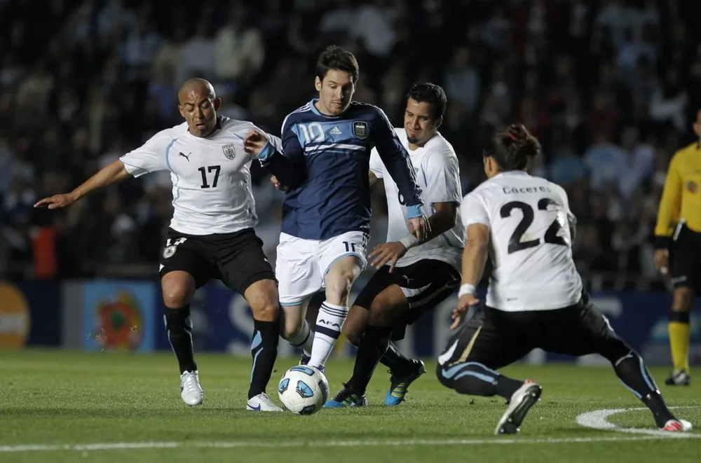 Messi ante la marca de Egidio, Victorino y Cáceres en la Copa América 2011