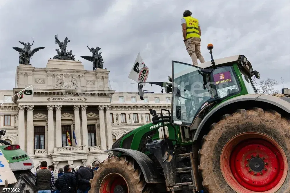 Varios tractores frente al Ministerio de Agricultura durante la decimosexta jornada de protestas de los tractores en las carreteras españolas