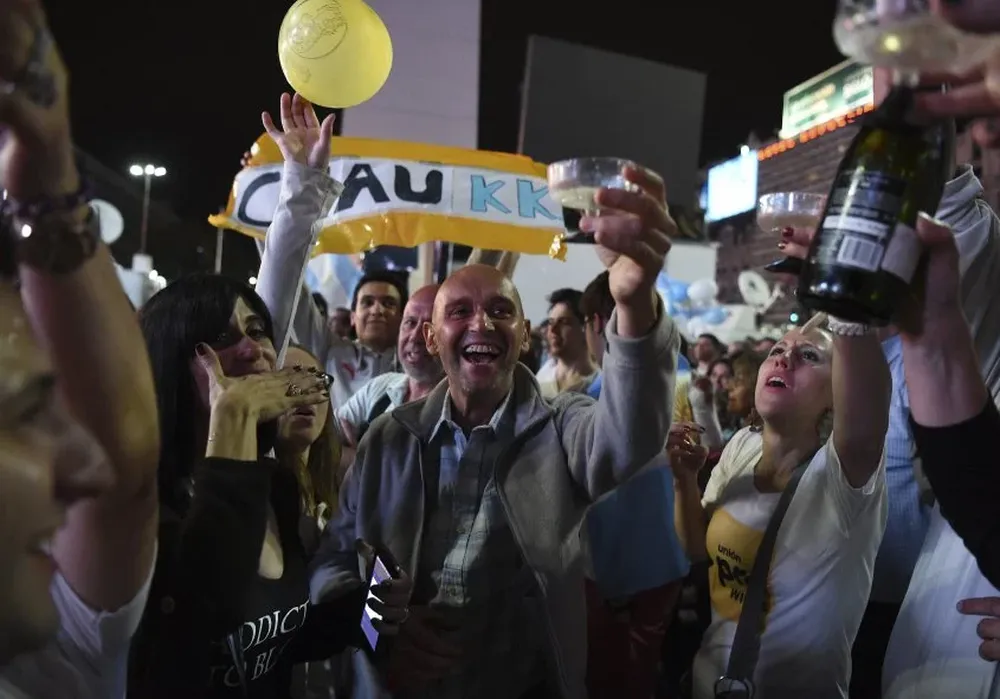 Abrazos y llantos en el lugar donde se reunieron los kirchneristas.