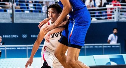 Yuki Togashi (1,67m) frente a Victor Wembanyama (2,24m).