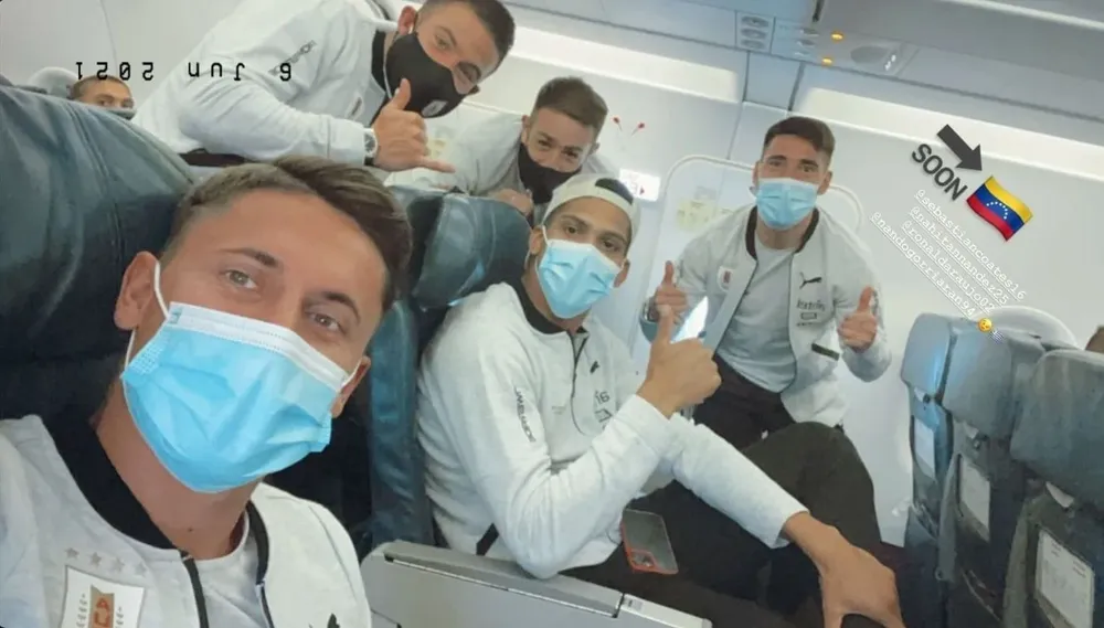 La selfie de Brian Rodríguez con Araújo, Coates, Gorriarán, Nandez y Ocampo en el fondo