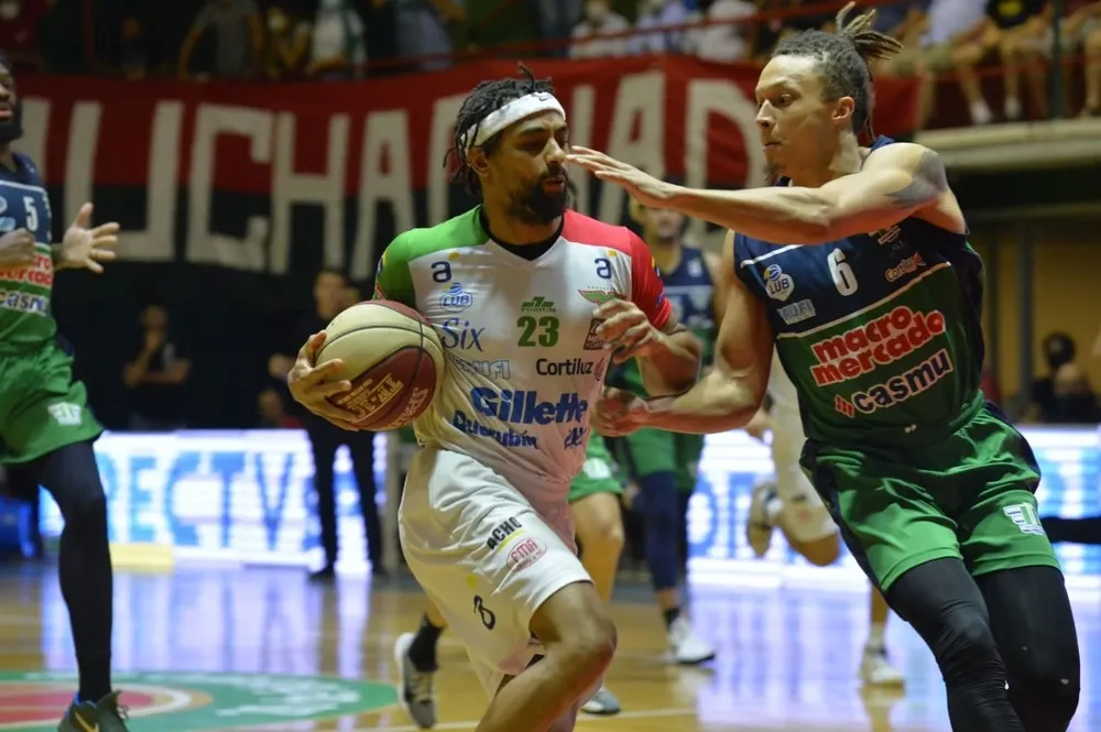 Tyreek Duren marcado por JC Fuller