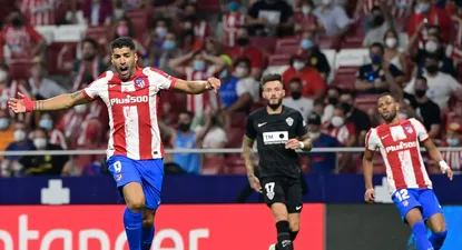 Luis Suárez protesta un fuera de juego