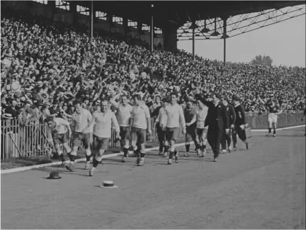 La gente tiraba sombreros a la cancha para saludar a los celestes cuando daban la vuelta olímpica en los Juegos de 1924