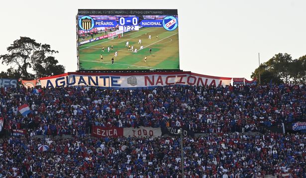 Nacional busca identificar al hincha tricolor que lanzó la bengala que hirió de gravedad a un policía; mirá el comunicado en el que lamentan el penoso incidente
