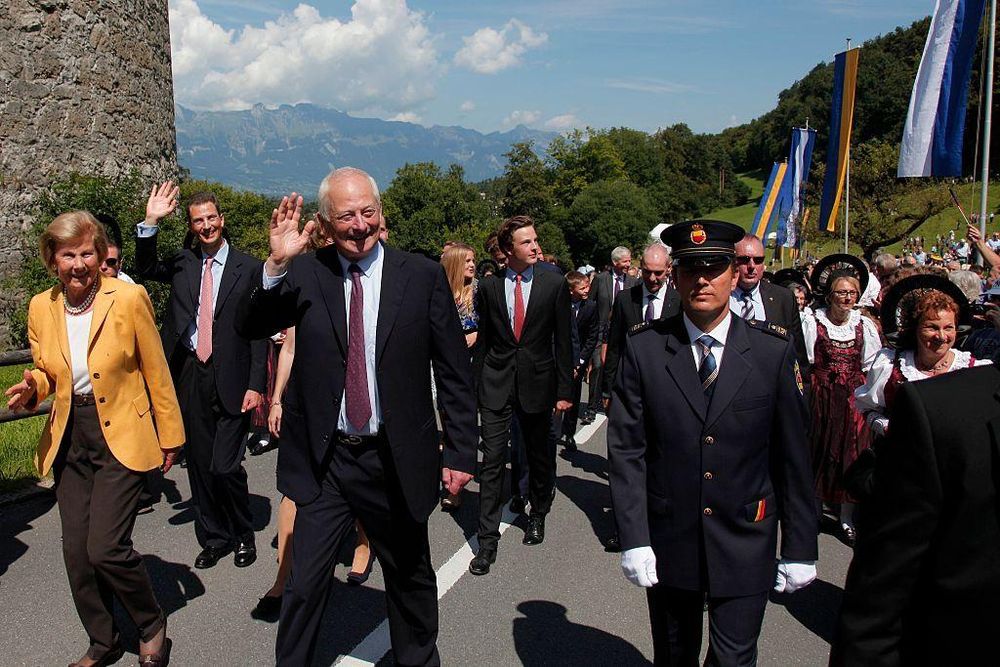 El  príncipe Hans-Adam II de Liechtenstein (tercero a la derecha) ostenta un gran poder, pero lo comparte con el pueblo.