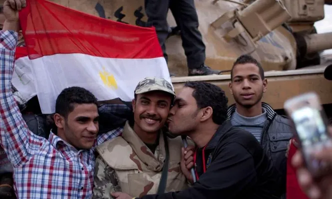 Egipto promete “hoja de ruta” a Clinton