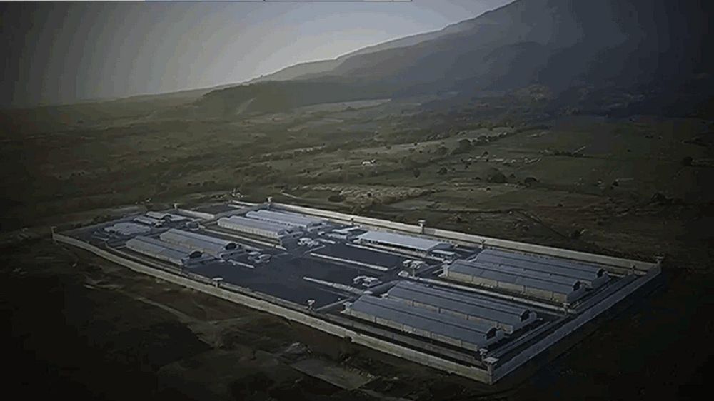 La vista aérea muestra las enormes dimensiones de la cárcel que Bukele hizo construir en El Salvador.