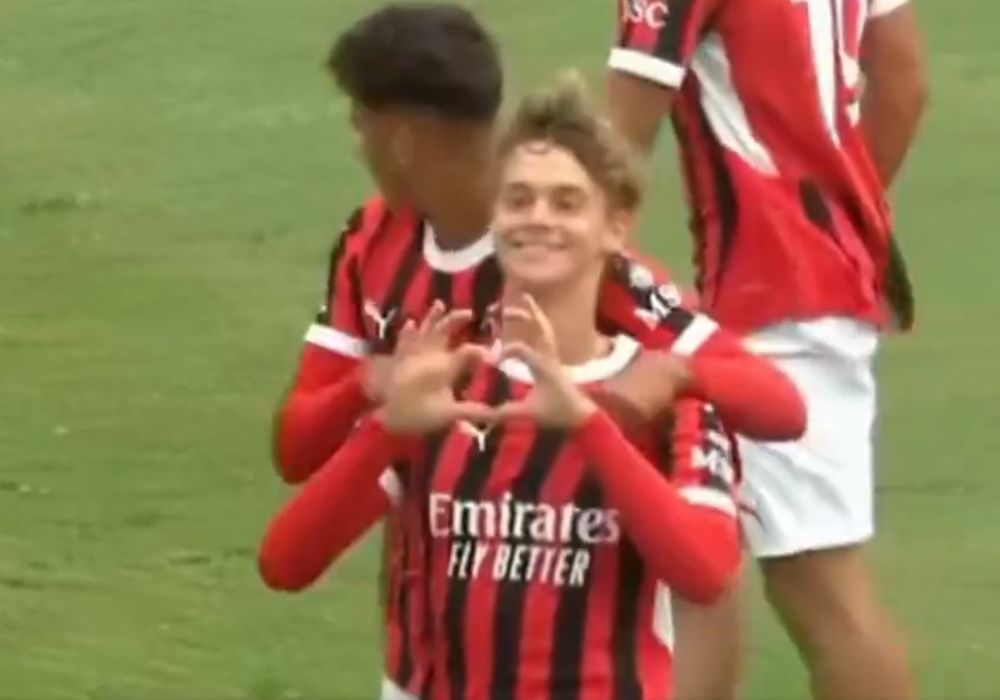 Maximilian Ibrahimovic, hizo de Zlatan Ibrahimovic, celebra su gol para Milan