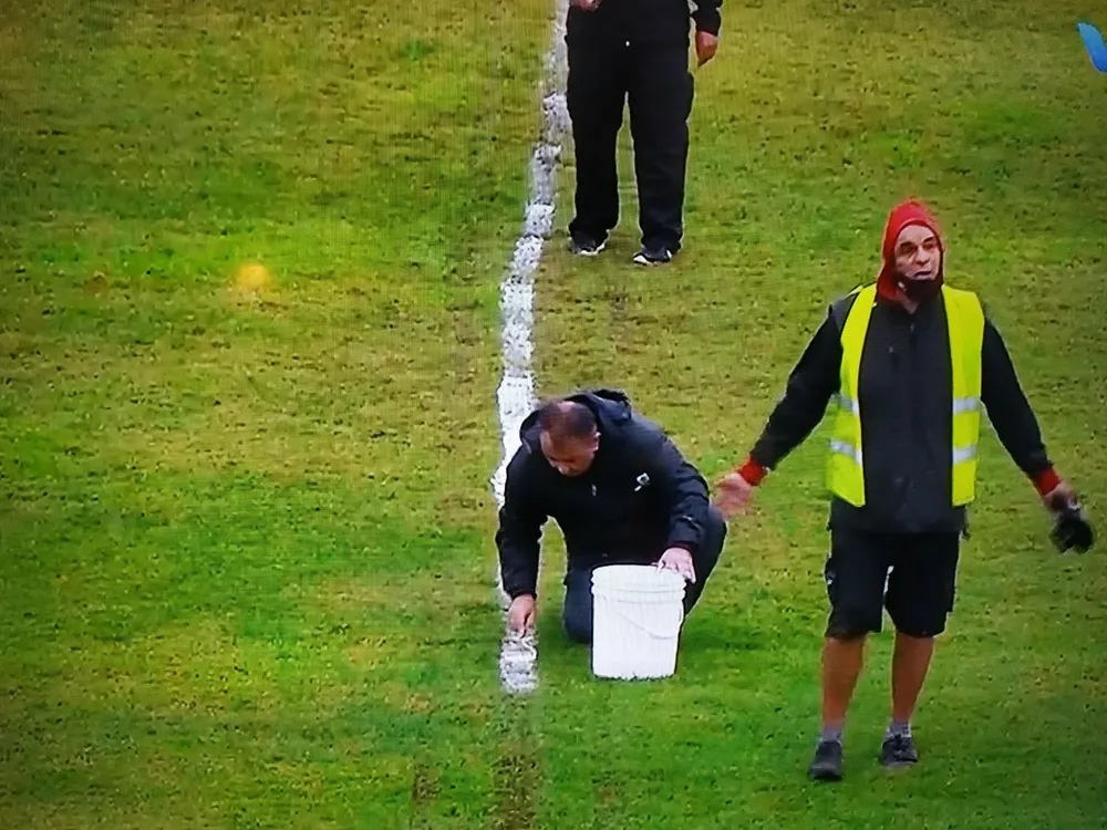 La línea central se repintó a mano