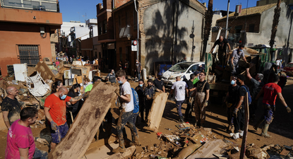 Vecinos y voluntarios trabajan en la limpieza de las zonas devastadas.