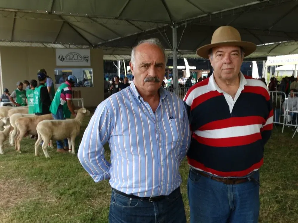 Roberto Serventi y Gustavo Peinado siguieron bien de cerca la calificación de los ejemplares Poll Dorset.