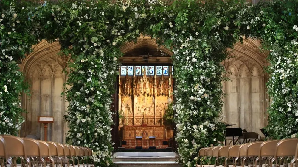 Harry, ahora duque de Sussex, pidió que hubiera rosas blancas en la boda porque eran las favoritas de su madre.