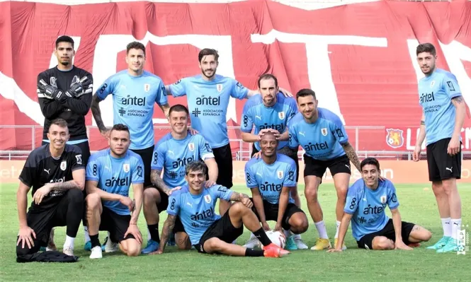 El equipo de Godín en el fútbol interno previo al partido con Venezuela; esta formación le ganó a la de Luis Suárez