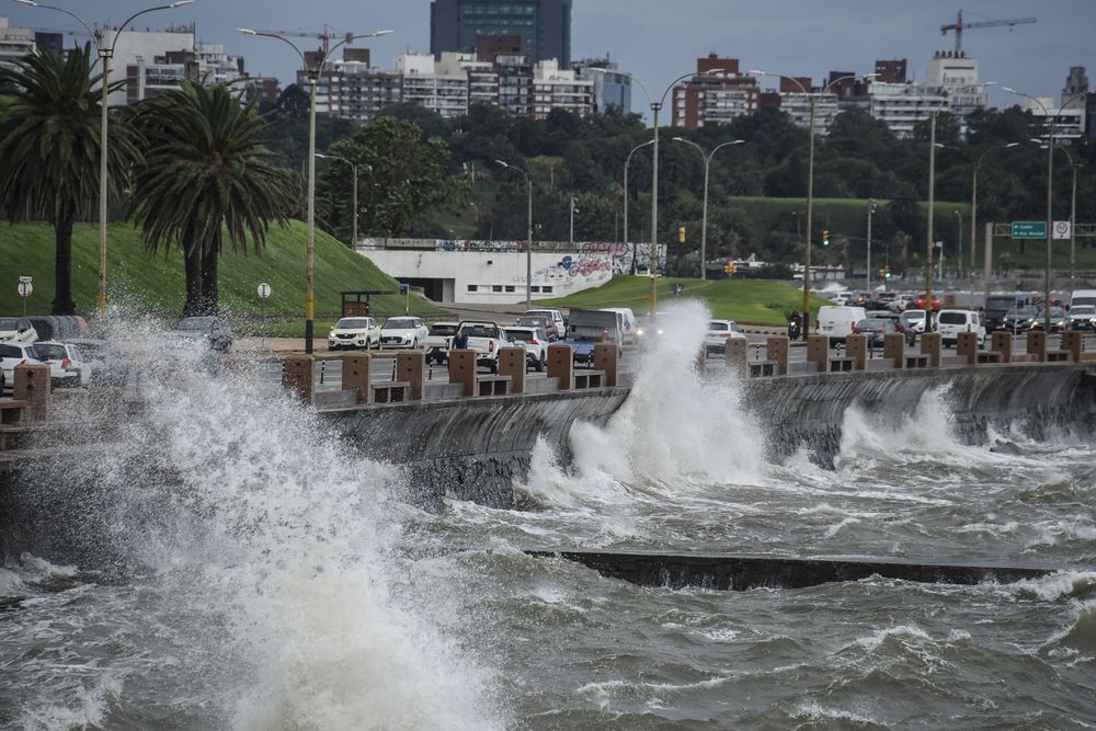 20250331 Mal tiempo, rambla, olas, rio de la plata, temporal.