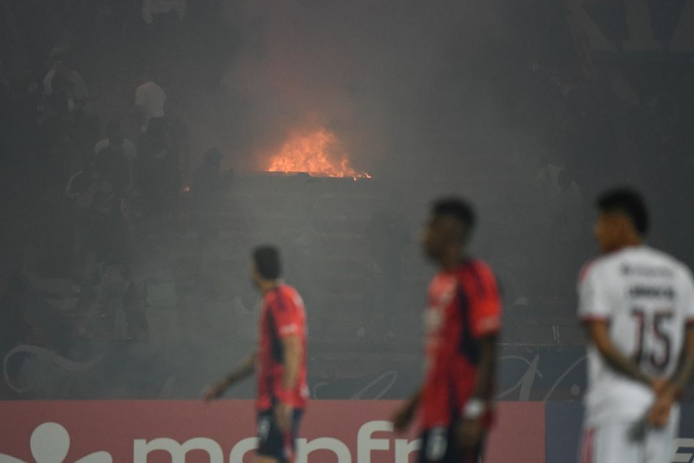 Los jugadores de Independiente Medellín y Flamengo ven los incidentes en la tribuna de la hinchada colombiana