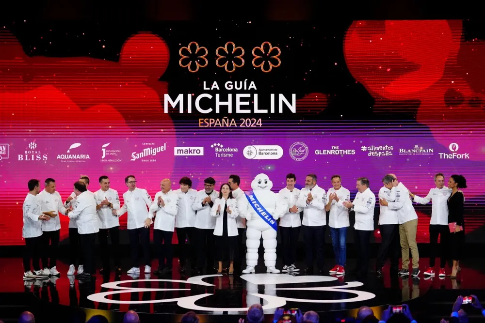 Foto de familia de los cocineros que han recibido 3 estrellas Michelín durante la gala de las estrellas Michelin 2024 celebrada este martes en Barcelona.