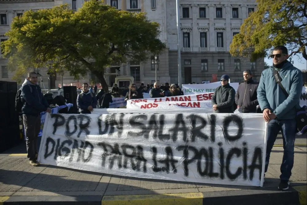 Manifestantes frente al Palacio Legislativo