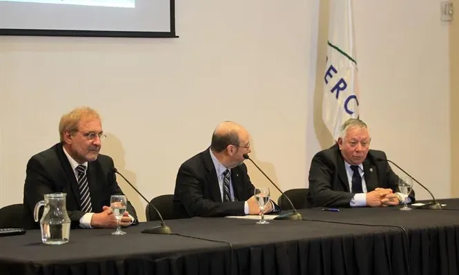 Ricardo Vairo, presidente de la FUBB, Alfredo Etchandy, de la Secretaría Nacional de Deporte, y Alberto García, de FIBA.