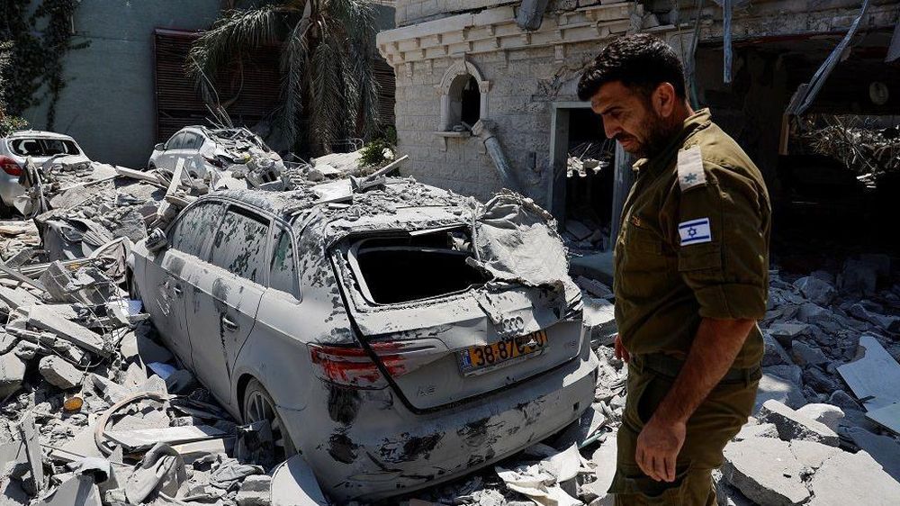 Un soldado israelí en una zona de Tamra, norte de Israel, gravemente afectada por los misiles iraníes.